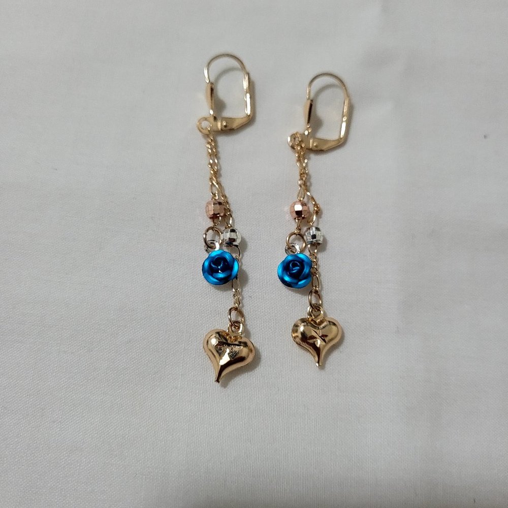 Earrings laminated gold.
